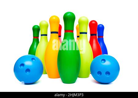 Des quilles colorées et deux boules isolées sur fond blanc.Groupe de quilles et de boules isolées sur fond blanc. Banque D'Images