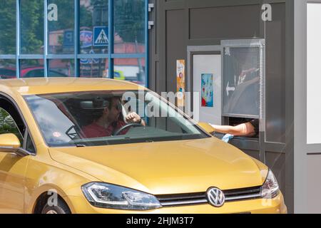 OSTRAVA, RÉPUBLIQUE TCHÈQUE-15 JUIN 2020: Un homme en voiture achète de la nourriture au restaurant McDonald's le 15,2020 juin dans le centre commercial Futurum à Ostrava, en CZE Banque D'Images