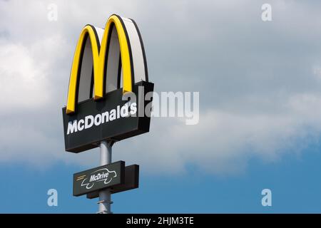 OSTRAVA, RÉPUBLIQUE TCHÈQUE-15 JUIN 2020 : restaurant de restauration rapide McDonald's avec logo drive-in le 15,2020 juin dans le centre commercial Futurum à Ostrava Banque D'Images