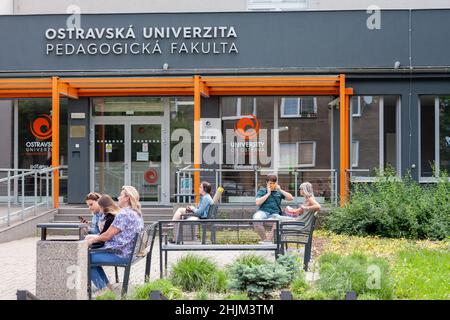 OSTRAVA, RÉPUBLIQUE TCHÈQUE-15 JUIN 2020: Étudiants assis sur des bancs à l'entrée de la Faculté d'éducation Université d'Ostrava le 15,2020 juin à Banque D'Images