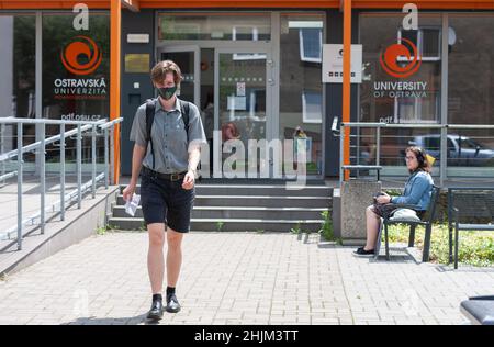 OSTRAVA, RÉPUBLIQUE TCHÈQUE - 15 JUIN 2020 : des jeunes étudiants marchent devant l'entrée de l'Université de la Faculté d'éducation d'Ostrava le 15,2020 juin Banque D'Images