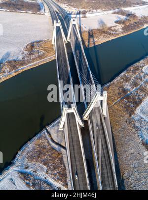 Nouveau moderne, le pont suspendu à trois voies de Macharski double est situé au-dessus de la Vistule, à Cracovie, en Pologne.Vue aérienne d'en haut en hiver.Partie de Banque D'Images