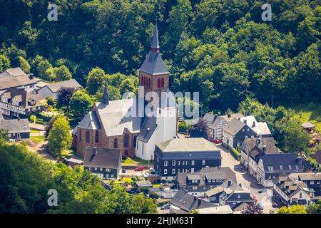 Vue aérienne, église Saint-Pierre et Paul, Altenhundem, Kirchhundem, pays aigre, Rhénanie-du-Nord-Westphalie,Allemagne, lieu de culte, DEU, Europe, religieux Banque D'Images