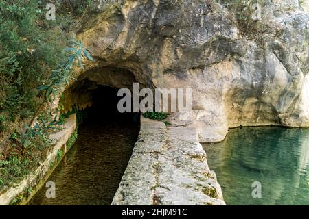 rill artificiel dans une gouttière en pierre sous la roche dans la région montagneuse Banque D'Images
