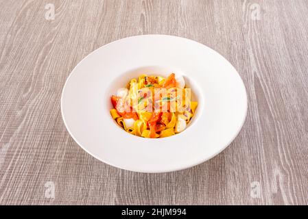 La pamppardelle est une sorte de tagliatelle large.Du verbe 'papare' qui traduit en italien: Gobble up.Les plus récentes vendues en magasin sont usu Banque D'Images