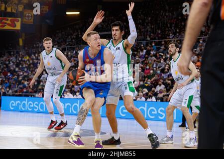 Rolands Smits du FC Barcelone en action avec Derek Willis de Joventut Badalona lors du match de la Ligue Endesa entre le FC Barcelone et le Club Joventut Badalona au Palau Blaugrana à Barcelone, en Espagne. Banque D'Images