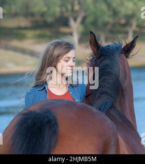 fille de 11 ans adhère à la jument de cheval Banque D'Images