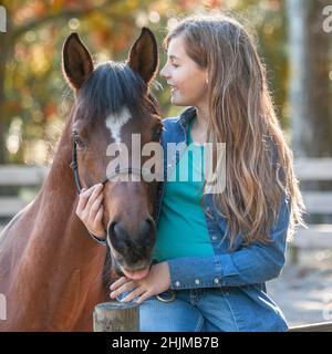 fille de 11 ans adhère à la jument de cheval Banque D'Images