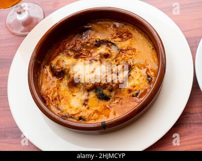 Moussaka grec d'aubergines cuites au four, tomate, viande d'agneau hachée Banque D'Images