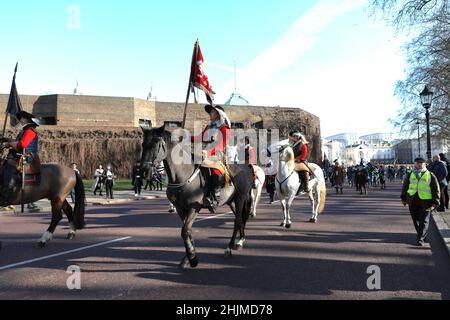 Londres, Royaume-Uni.30th janvier 2022.Les participants vêtus d'uniformes anglais de la période de la guerre civile qui marchent vers le haut Buckingham Palace.Charles I a été décapité le 30th janvier 1649 pour trahison, et est considéré comme un martyr.Chaque année, une commémoration est organisée autour du palais de Buckingham.(Photo de Belinda Jiao/SOPA Images/Sipa USA) crédit: SIPA USA/Alay Live News Banque D'Images