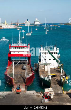 La vue aérienne des navires cargo et des bateaux de croisière en arrière-plan amarrés dans le centre-ville de Nassau (Bahamas). Banque D'Images