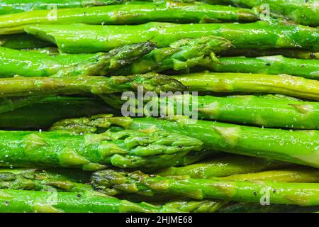 détail des asperges vertes cuites au sel Banque D'Images