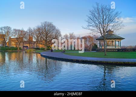 Royaume-Uni, West Yorkshire, Huddersfield, Greenhead Park, Bandstand et Lake Banque D'Images