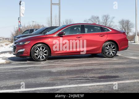 Kokomo - Circa janvier 2022 : Malibu de Chevrolet d'occasion exposée.Avec les problèmes d'approvisionnement actuels, Chevrolet compte sur les ventes de véhicules d'occasion certifiés pendant que Wai Banque D'Images