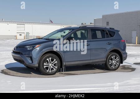 Kokomo - Circa janvier 2022: Utilisé Toyota RAV-4 exposition dans la neige.Avec des problèmes d'approvisionnement, Toyota achète et vend de nombreuses voitures d'occasion pour répondre à la demande. Banque D'Images