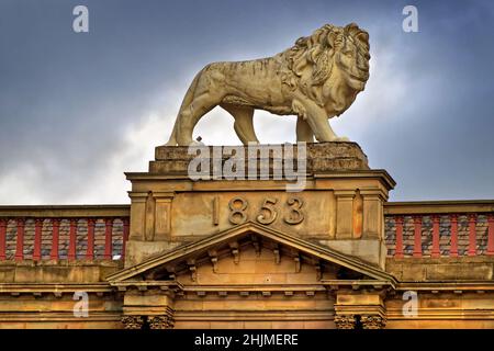 Royaume-Uni, West Yorkshire, Huddersfield, John William Street, Lion Sculpture sur les bâtiments du Lion Banque D'Images