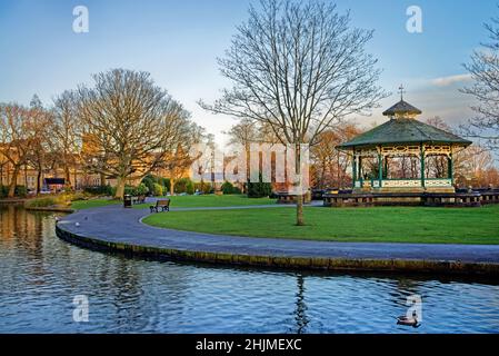 Royaume-Uni, West Yorkshire, Huddersfield, Greenhead Park, Bandstand et Lake Banque D'Images