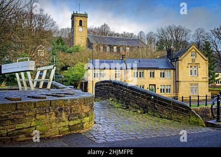 Royaume-Uni, West Yorkshire, Huddersfield, Église paroissiale de Slaithwaite depuis Canal Side Banque D'Images