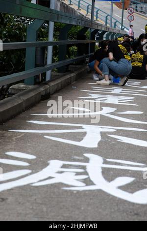 Les étudiants de l'Union étudiante de l'Université de Hong Kong repeignent le slogan le 11 juin 2021 dans le cadre de la tradition de mémoriser et de pleurer les victimes en juin 4, 1989 massacre à Beijing.l'Université de Hong Kong le samedi,Le 29 janvier a couvert un slogan sur un pont dans son campus, qui commémore le massacre de juin 4.Une autre mesure après que l'école ait supprimé le pilier de la honte érigé sur le campus de l'école.Les fonctionnaires de l'école ont affirmé que le travail faisait partie de son calendrier d'entretien régulier.(Photo par Alex Chan/SOPA Images/Sipa USA) Banque D'Images