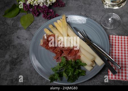 Asperges blanches au jambon Serrano Banque D'Images