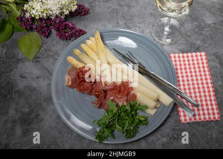 Asperges blanches au jambon Serrano Banque D'Images