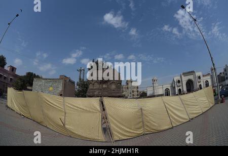 Les ouvriers pakistanais ont entrepris la reconstruction du temple de Jain Mandir après 30 ans dans la capitale provinciale Lahore.Le célèbre temple de Jain, dans la capitale du Pendjab, Lahore, a été reconstruit et restauré et va maintenant rouvrir pour le public.En 1992, une foule indienne en colère a démoli et endommagé la mosquée de Babri dans l'Uttar Pradesh, en Inde.Cet incident a conduit de façon iméminente à une réaction non appelée, qui a fini par la démolition partielle du temple de Jain.Le temple était haut à la célèbre intersection de Jain Mandir à Lahore.Les événements malheureux de 1992 ont vu Banque D'Images