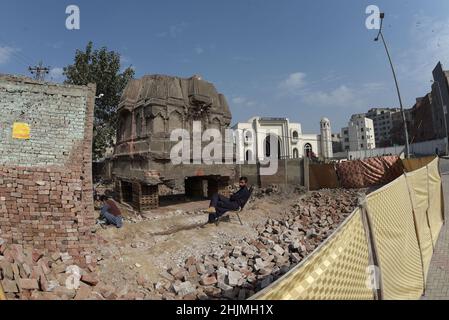 Les ouvriers pakistanais ont entrepris la reconstruction du temple de Jain Mandir après 30 ans dans la capitale provinciale Lahore.Le célèbre temple de Jain, dans la capitale du Pendjab, Lahore, a été reconstruit et restauré et va maintenant rouvrir pour le public.En 1992, une foule indienne en colère a démoli et endommagé la mosquée de Babri dans l'Uttar Pradesh, en Inde.Cet incident a conduit de façon iméminente à une réaction non appelée, qui a fini par la démolition partielle du temple de Jain.Le temple était haut à la célèbre intersection de Jain Mandir à Lahore.Les événements malheureux de 1992 ont vu Banque D'Images