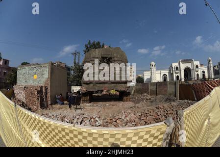 Les ouvriers pakistanais ont entrepris la reconstruction du temple de Jain Mandir après 30 ans dans la capitale provinciale Lahore.Le célèbre temple de Jain, dans la capitale du Pendjab, Lahore, a été reconstruit et restauré et va maintenant rouvrir pour le public.En 1992, une foule indienne en colère a démoli et endommagé la mosquée de Babri dans l'Uttar Pradesh, en Inde.Cet incident a conduit de façon iméminente à une réaction non appelée, qui a fini par la démolition partielle du temple de Jain.Le temple était haut à la célèbre intersection de Jain Mandir à Lahore.Les événements malheureux de 1992 ont vu Banque D'Images