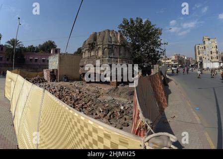 Les ouvriers pakistanais ont entrepris la reconstruction du temple de Jain Mandir après 30 ans dans la capitale provinciale Lahore.Le célèbre temple de Jain, dans la capitale du Pendjab, Lahore, a été reconstruit et restauré et va maintenant rouvrir pour le public.En 1992, une foule indienne en colère a démoli et endommagé la mosquée de Babri dans l'Uttar Pradesh, en Inde.Cet incident a conduit de façon iméminente à une réaction non appelée, qui a fini par la démolition partielle du temple de Jain.Le temple était haut à la célèbre intersection de Jain Mandir à Lahore.Les événements malheureux de 1992 ont vu Banque D'Images