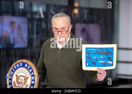 NEW YORK, NY – JANVIER 30 : le sénateur américain Chuck Schumer (D-NY), leader de la majorité au Sénat, prend la parole lors d'une conférence de presse sur le financement de l'ATF pour lutter contre la violence par les armes à feu le 30 janvier 2022 à New York.Le sénateur Schumer cherche au moins $1,5 milliards dans le prochain budget fédéral pour financer les opérations de l'ATF qui, a-t-il souligné, sont essentielles pour lutter contre l'épidémie de violence par les armes à feu et faire sortir les armes illégales de la rue.Crédit : Ron Adar/Alay Live News Banque D'Images