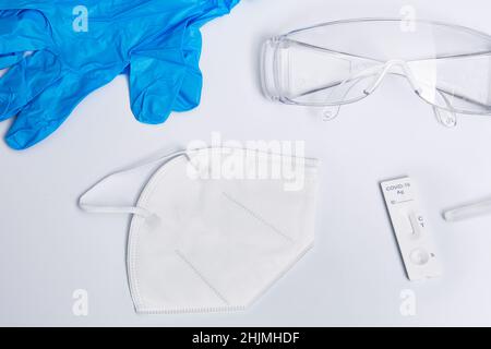 Kit testé Covid-19 , coronavirus symptômes concept médical avec PPE et test PCR Swab sur fond blanc isolé, lunettes, masque, gants pour protéger Banque D'Images