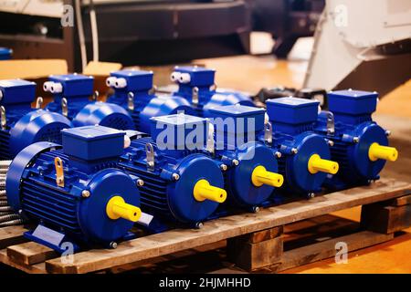 Nouveaux moteurs électriques bleus en usine pour le montage. Banque D'Images