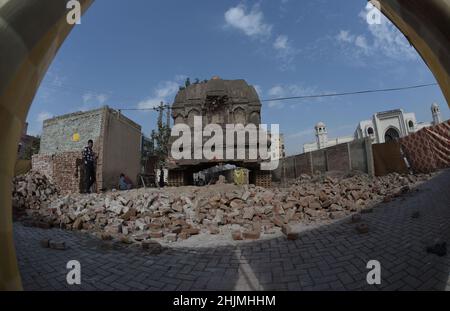 Lahore, Punjab, Pakistan.30th janvier 2022.Les ouvriers pakistanais ont entrepris la reconstruction du temple de Jain Mandir après 30 ans dans la capitale provinciale Lahore.Le célèbre temple de Jain, dans la capitale du Pendjab, Lahore, a été reconstruit et restauré et va maintenant rouvrir pour le public.En 1992, une foule indienne en colère a démoli et endommagé la mosquée de Babri dans l'Uttar Pradesh, en Inde.Cet incident a conduit de façon iméminente à une réaction non appelée, qui a fini par la démolition partielle du temple de Jain.Le temple était haut à l'intersection de Jain Mandir dans Banque D'Images