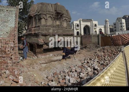 Lahore, Punjab, Pakistan.30th janvier 2022.Les ouvriers pakistanais ont entrepris la reconstruction du temple de Jain Mandir après 30 ans dans la capitale provinciale Lahore.Le célèbre temple de Jain, dans la capitale du Pendjab, Lahore, a été reconstruit et restauré et va maintenant rouvrir pour le public.En 1992, une foule indienne en colère a démoli et endommagé la mosquée de Babri dans l'Uttar Pradesh, en Inde.Cet incident a conduit de façon iméminente à une réaction non appelée, qui a fini par la démolition partielle du temple de Jain.Le temple était haut à l'intersection de Jain Mandir dans Banque D'Images