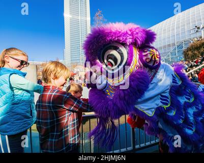 Oklahoma, 29 2022 JANVIER - vue sur le soleil de la danse du lion au festival du nouvel an lunaire Banque D'Images