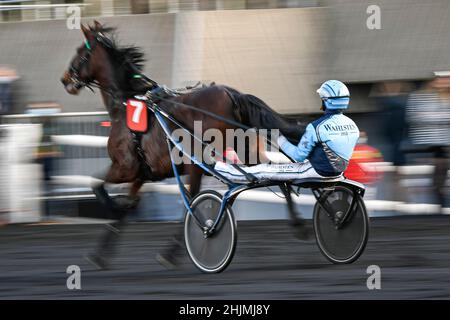 Paris, France.30th janvier 2022.L'illustration montre un jocker/chauffeur sur ses trains à cheval lors du Grand Prix d'Amérique Legend Horse Race ZEturf, à l'Hippodrome de Vincennes, près de Paris, France, le 30 janvier 2022.Crédit : Victor Joly/Alamy Live News Banque D'Images