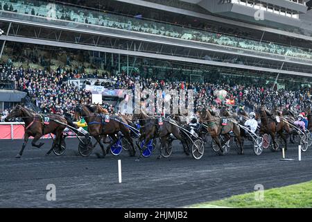 Paris, France.30th janvier 2022.Jockeys/chauffeurs juste après le départ lors du Grand Prix d'Amérique Legend Horse Race ZEturf, à l'Hippodrome de Vincennes, près de Paris, France, le 30 janvier 2022.Crédit : Victor Joly/Alamy Live News Banque D'Images