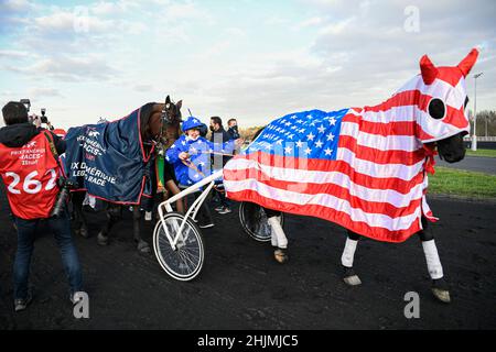 Paris, France.30th janvier 2022.Un jockey/pilote se présente avec un drapeau américain (USA) porté par le cheval lors de la course hippique de légende du Grand Prix d'Amérique ZEturf, à l'hippodrome de Vincennes, près de Paris, France, le 30 janvier 2022.Crédit : Victor Joly/Alamy Live News Banque D'Images