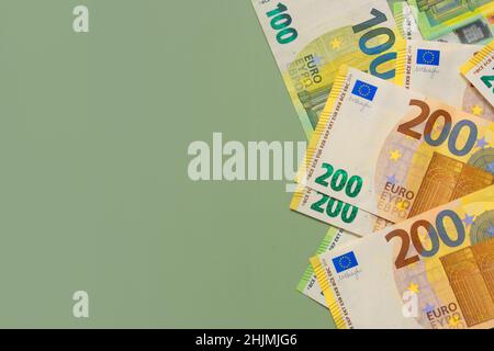 Fond monétaire.Une centaine de billets en euros sur fond vert.monnaie et finance.Finances et épargne. Banque D'Images