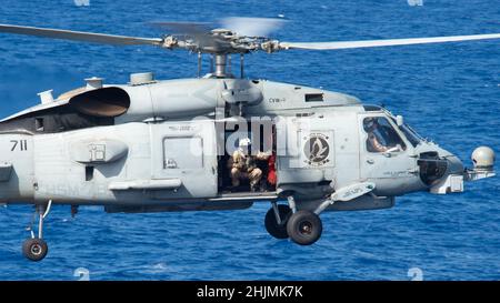 220129-N-PQ495-1259 MER DES PHILIPPINES (JANV29, 2022) un hélicoptère MH-60R Sea Hawk, affecté à l’Escadron de frappe maritime des hélicoptères Blue Hawks (HSM) 78, atterrit sur le pont de vol du porte-avions USS Carl Vinson de la classe Nimitz (CVN 70), le 29 janvier 2022.Carl Vinson Carrier Strike Group est en cours de déploiement prévu dans la zone d'exploitation de la flotte américaine 7th afin d'améliorer l'interopérabilité par le biais d'alliances et de partenariats tout en servant de force de réponse prête à l'emploi pour soutenir une région Indo-Pacifique libre et ouverte.(É.-U.Photo marine par le Matelot de 1re classe Larissa T. Dougherty) Banque D'Images