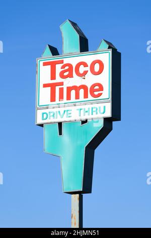 Marysville, WA, États-Unis - 27 janvier 2022 ; panneau Taco TME pour la chaîne de restauration rapide mexicaine américaine isolée contre un ciel bleu Banque D'Images