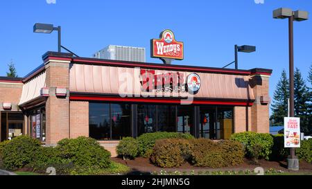 Marysville, WA, États-Unis - 27 janvier 2022 ; restaurant de la chaîne de hamburgers à restauration rapide de Wendy avec enseigne et logo au soleil sous un ciel bleu Banque D'Images