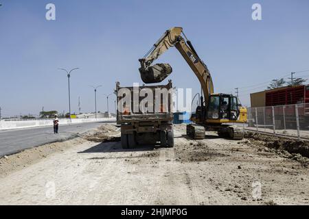 Nairobi, Kenya.26th janvier 2022.Une pelle hydraulique charge un camion dans une section d'un chantier de construction du projet de l'autoroute de Nairobi le long de la route Mombasa.La construction de la route à péage de 27,1km, la Nairobi Expressway, se poursuit et devrait être achevée en juin 2022.La Nairobi Expressway est destinée à décongestionner la ville de Nairobi en fournissant un transport plus rapide et fiable.Crédit : SOPA Images Limited/Alamy Live News Banque D'Images