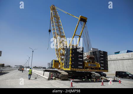 Nairobi, Kenya.26th janvier 2022.Une grue à chenilles à la Nairobi Express Way, utilisée pour soulever des meuleuses à benne et d'autres structures en acier lourd. La construction de la route à péage longue 27,1km, la Nairobi Expressway, se poursuit et devrait être achevée en juin 2022.La Nairobi Expressway est destinée à décongestionner la ville de Nairobi en fournissant un transport plus rapide et fiable.(Image de crédit : © Boniface Muthoni/SOPA Images via ZUMA Press Wire) Banque D'Images