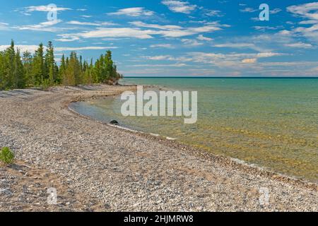 Eaux calmes sur une crique abritée sur le lac Huron au parc régional de Thompsons Harbour, au Michigan Banque D'Images