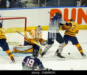 Bridgeport, Connecticut, États-Unis.30th janvier 2022.30 janvier 2022: Yaniv Perets de Quinnipiac fait l'une de ses 29 sorties de combat, comme les Bobcats battez UConn 2-0 dans le tournoi SNY Connecticut Ice à la Webster Bank Arena à Bridgeport, Connecticut le 30 janvier 2022.DaN Heary Eclipse SportswireCSM/Alamy Live News Banque D'Images