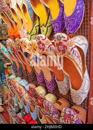 Chaussures colorées de style arabe exposées au Dubai textile Souk aux Émirats arabes Unis. Banque D'Images