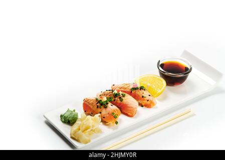 Divers petits pains à sushis sur fond blanc.Avec espace de copie pour le texte.Vue de dessus.Restaurant de cuisine japonaise, sushi maki, assiette à rouleaux Banque D'Images