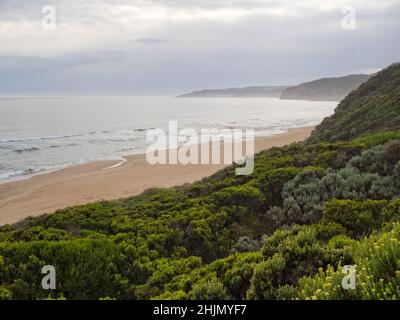 Vue en soirée depuis le terrain de camping Johanna Beach Great Ocean Walk - Johanna, Victoria, Australie Banque D'Images