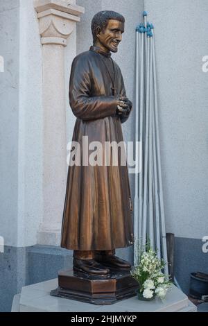 Statue d'un ancien prêtre français à l'église Immaculée conception, Samsen soi 11, Bangkok, Thaïlande, établie par des immigrants cambodgiens et vietnamiens Banque D'Images